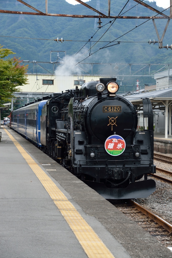 DD51を牽引するC62!