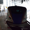 はくたかを見送る駅員さん