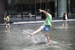 グランフロント前は水遊びをする子供で賑わう