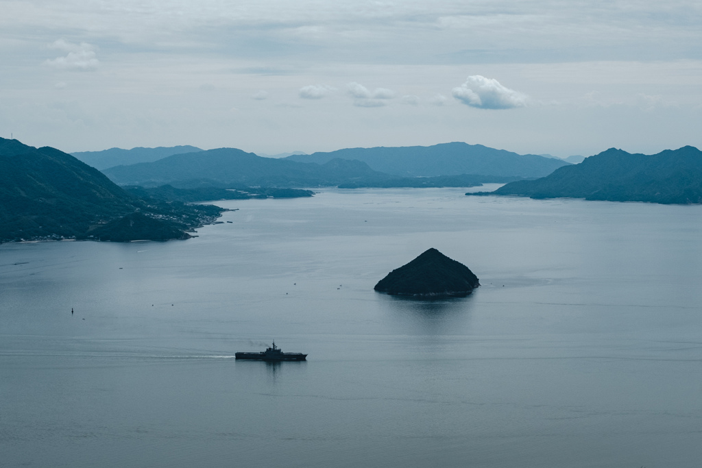 大黒神島と、護衛艦