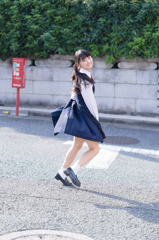や～