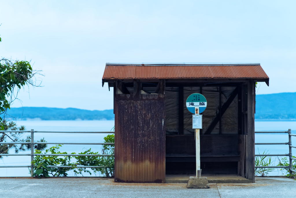 耐えてきたバス停