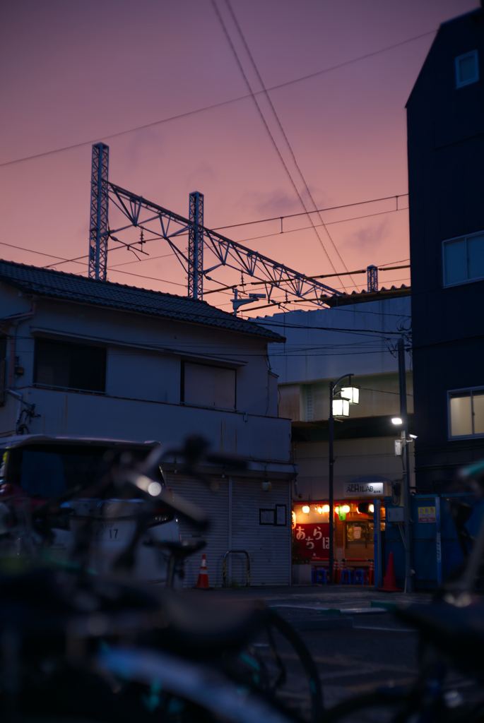 夕暮れの街角、覗いた高架下