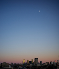 月と渋谷の夕暮れ