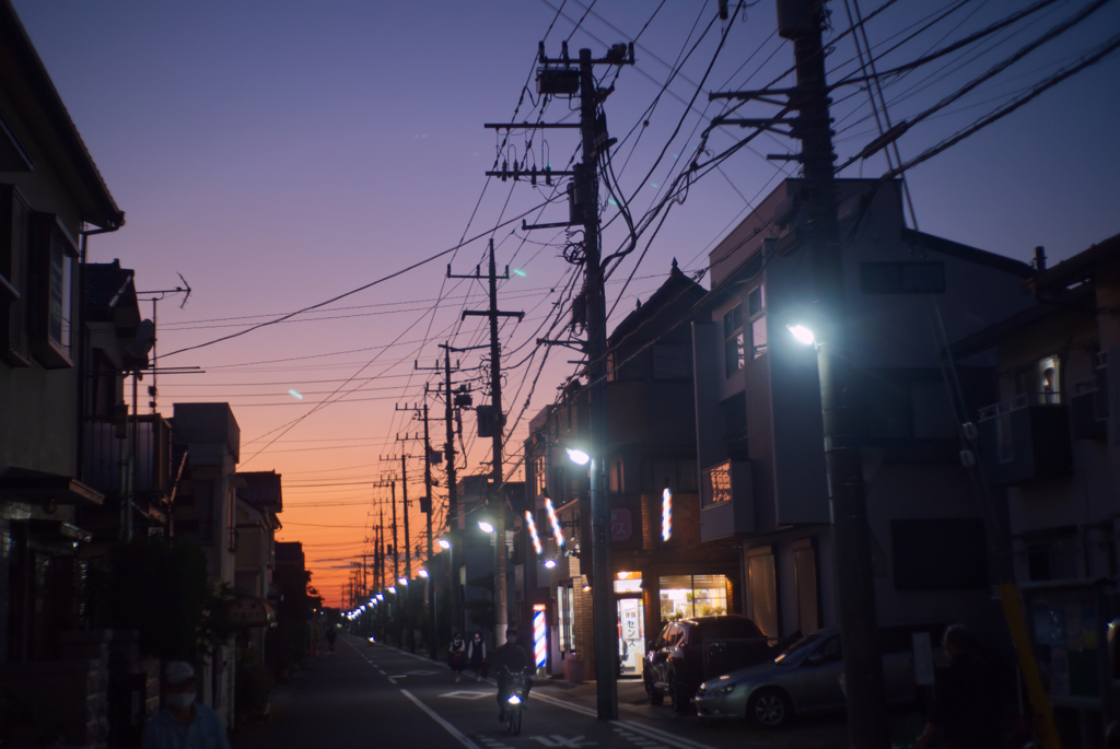 夕暮れ道路