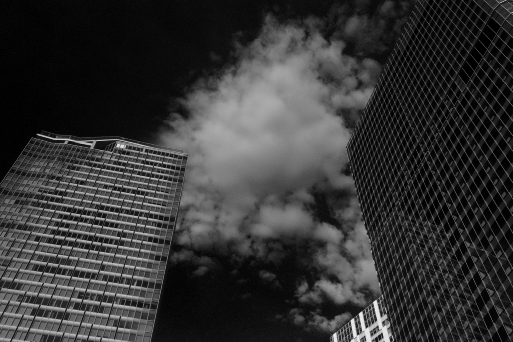 ビルと雲