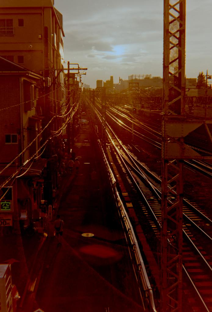 夕陽色の線と路
