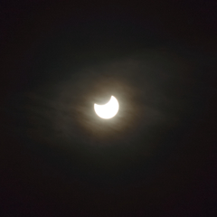 月と太陽のランデブー