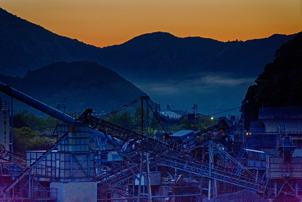 遠くの山、近くの工場