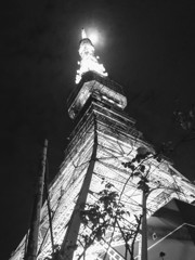 満月に光るタワー