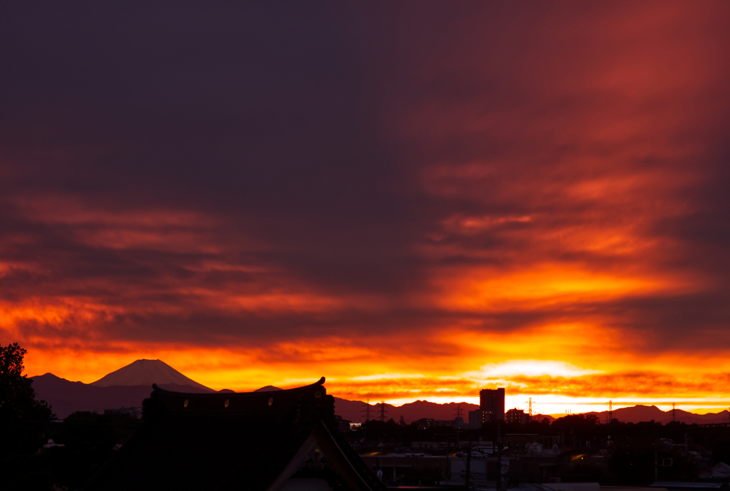 燃える夕暮れと富士山