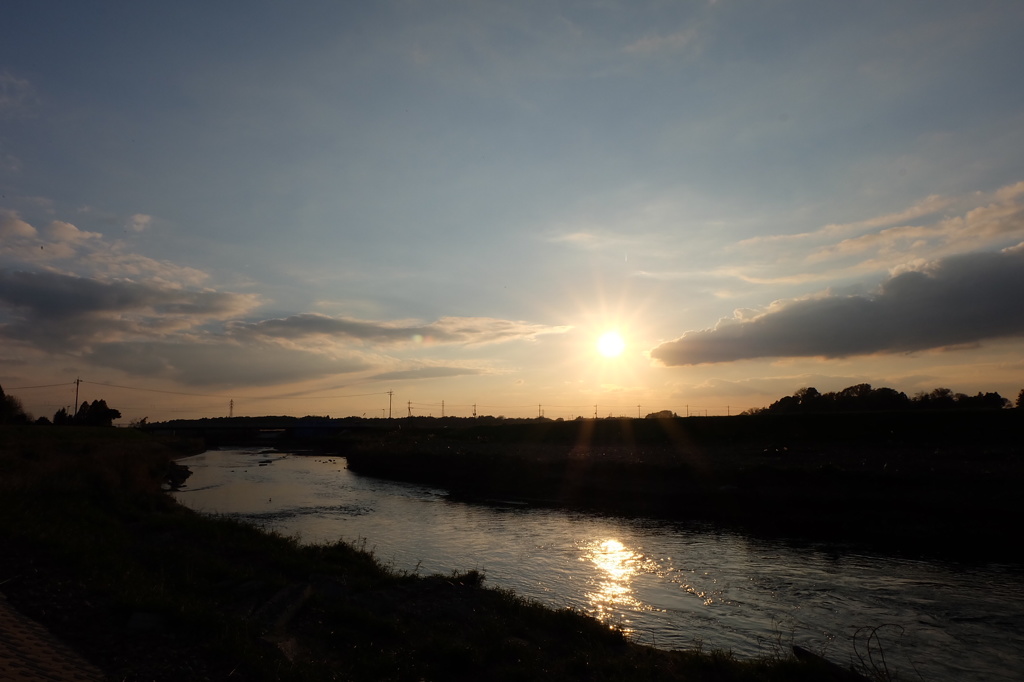川と夕陽