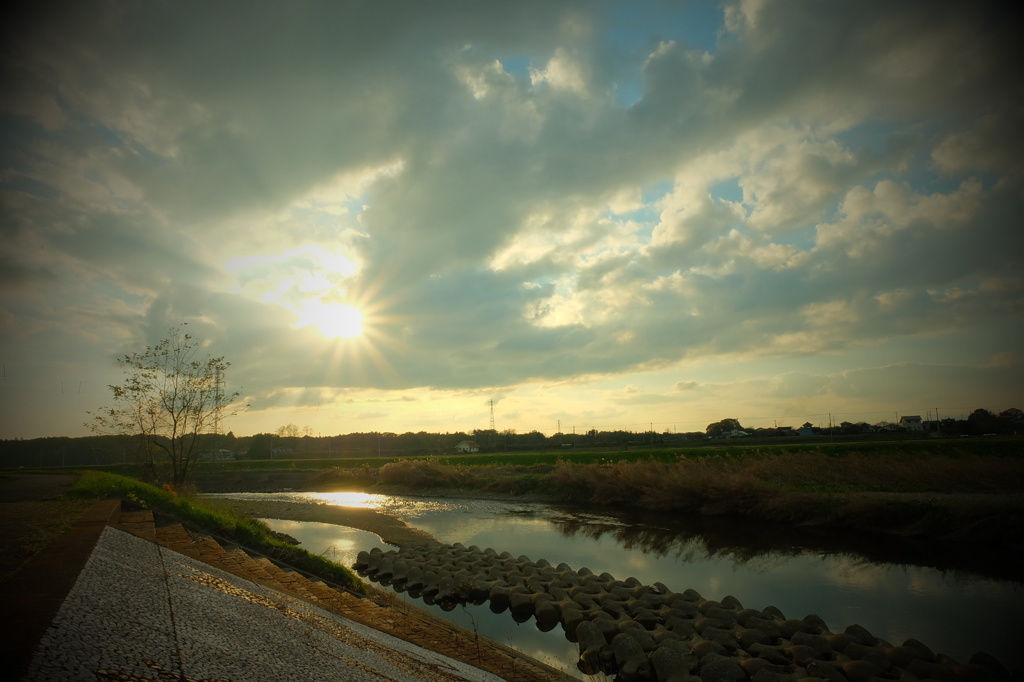 川と夕陽