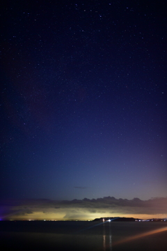 秋の夜の海