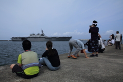 護衛艦かが出航