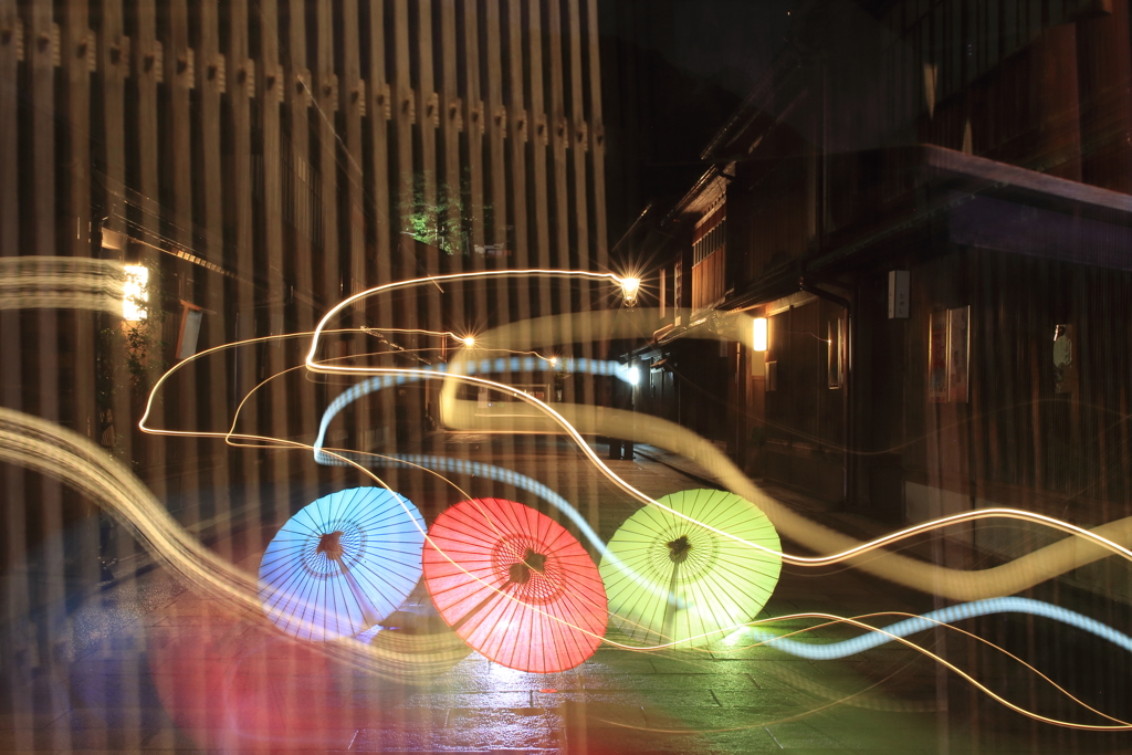 和傘に舞う光の芸術