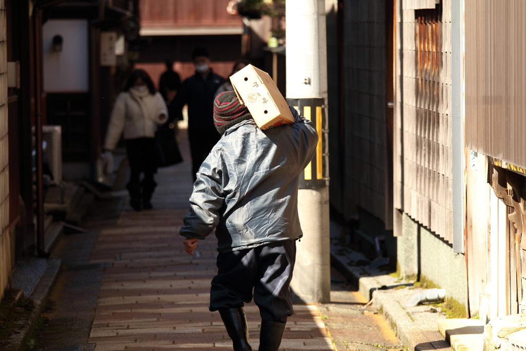 男が肩に背負うモノ