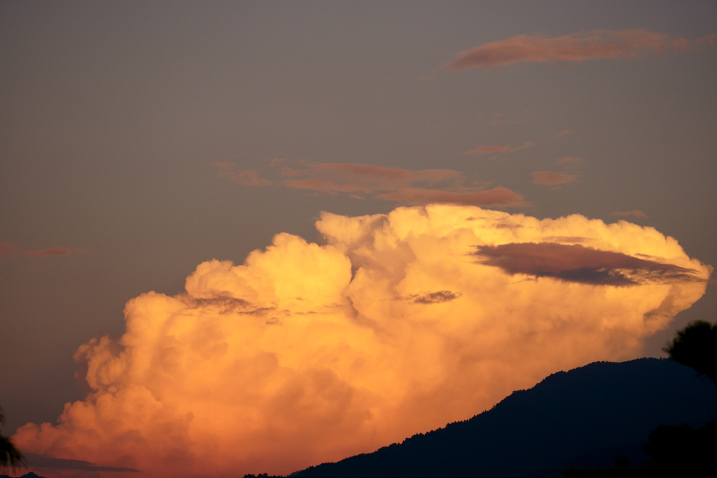 夕暮れの入道雲