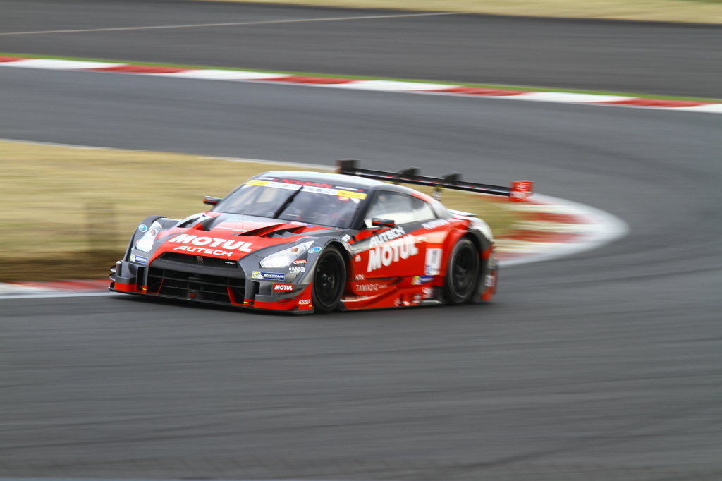 苦戦MOTUL　AUTECH　GT-R