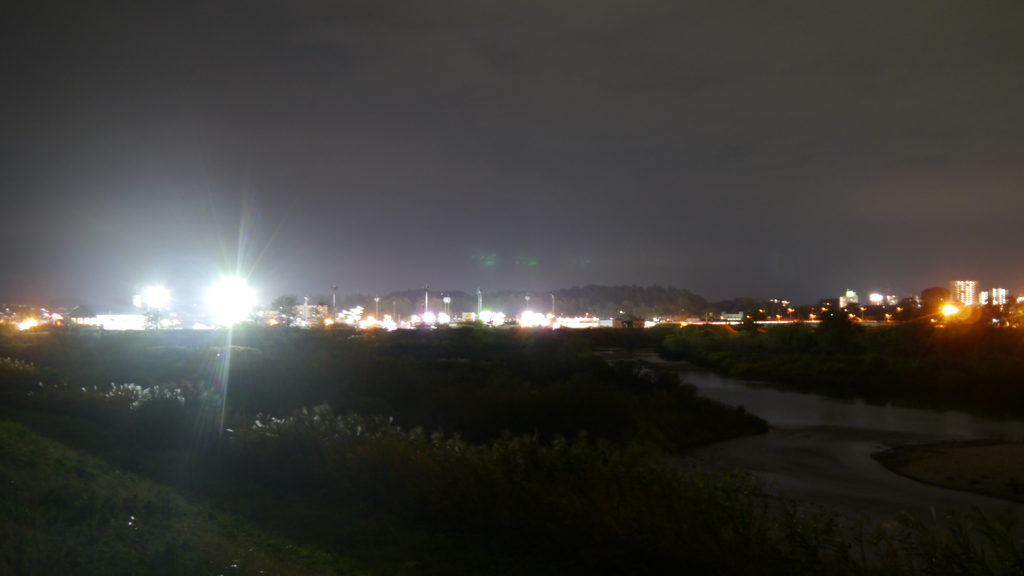 須賀川市内方向夜景（阿武隈川河川敷）
