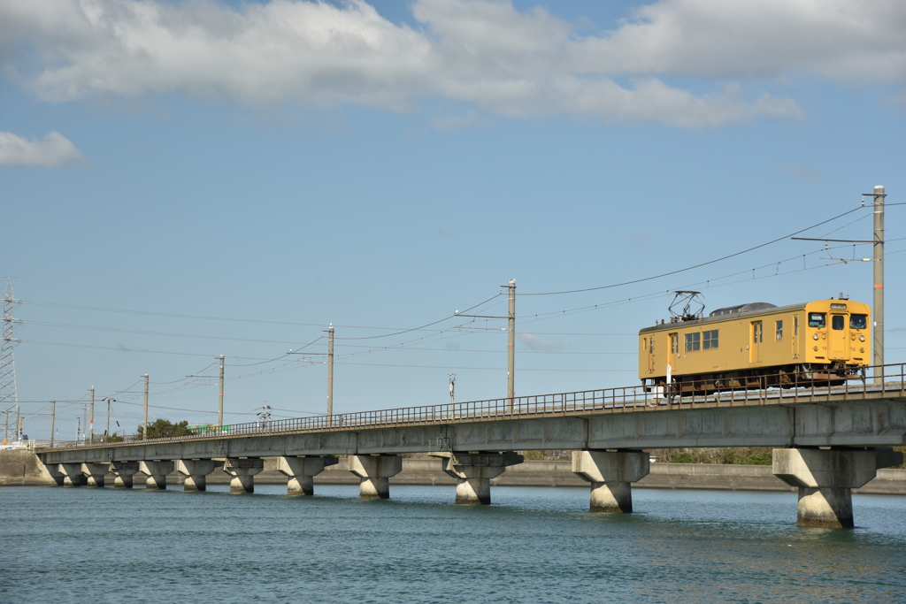 青空にはえる黄色い電車