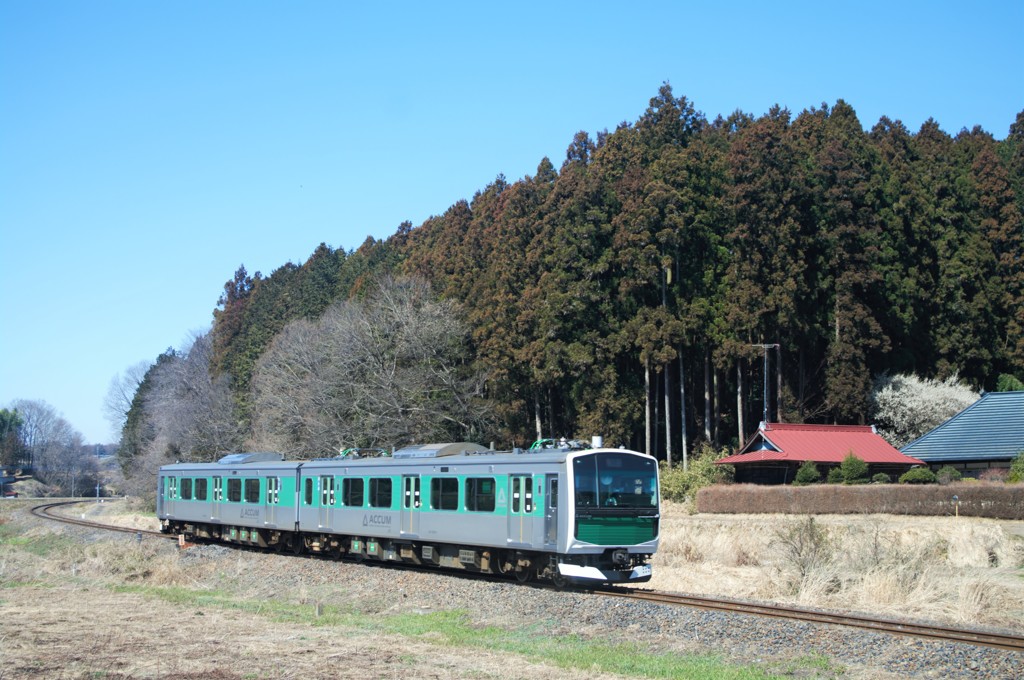 古き良き集落を未来型電車が行く