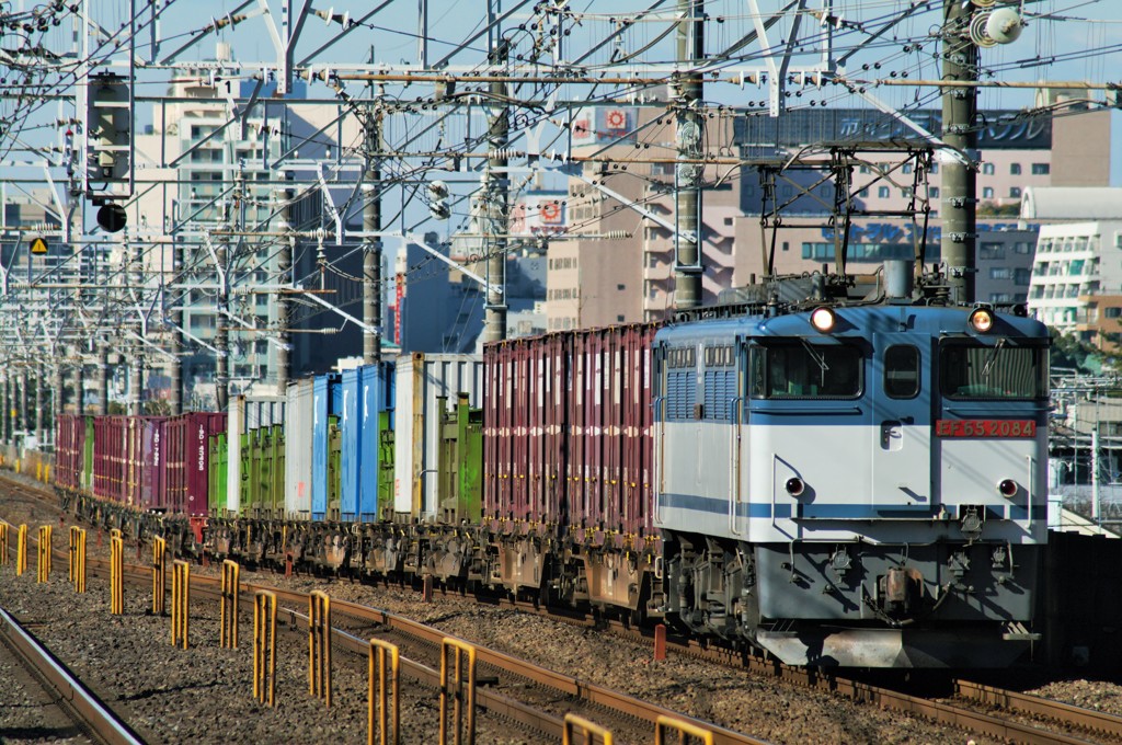 快晴の中貨物が行く