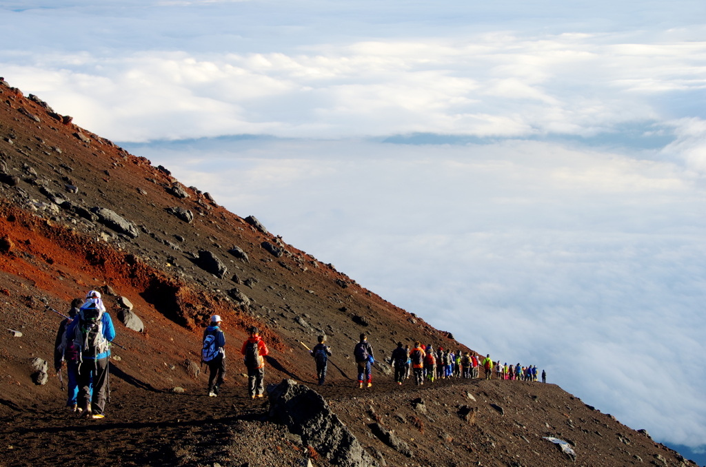 天空の下山道