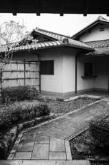 出迎える