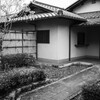 出迎える