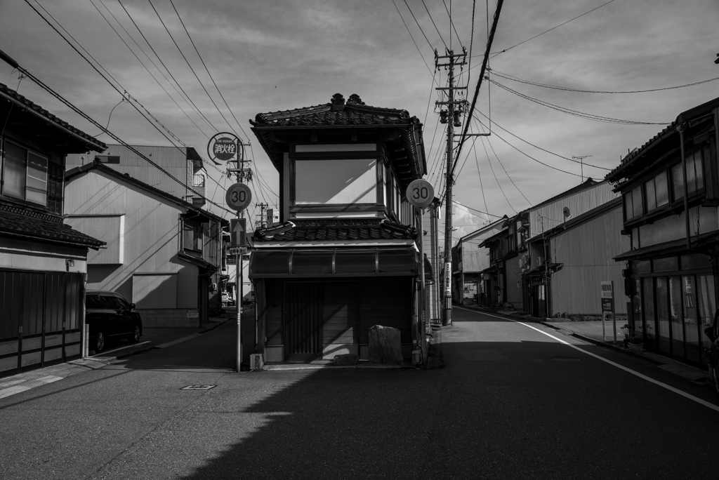 岐路に建つ家