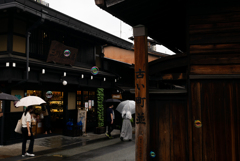 古い街並みに漂うシャボン玉