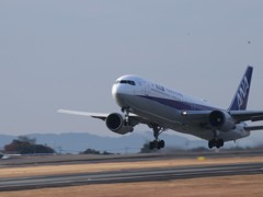 飛行機飛び立つ