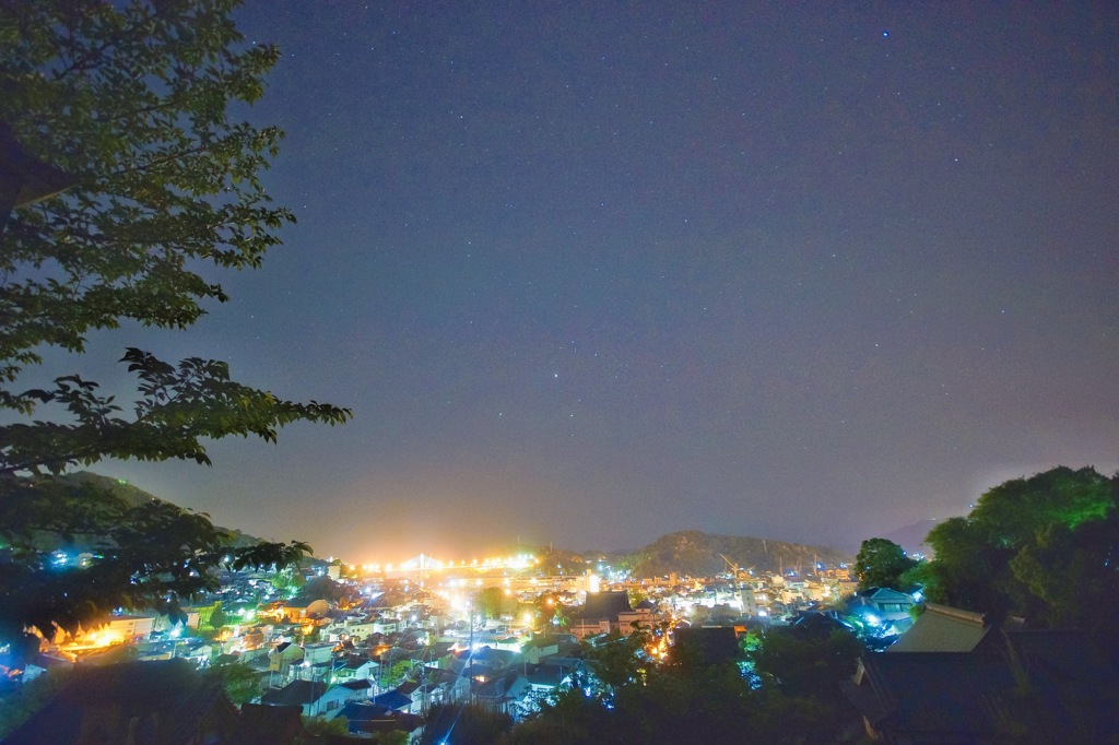 夜景と星