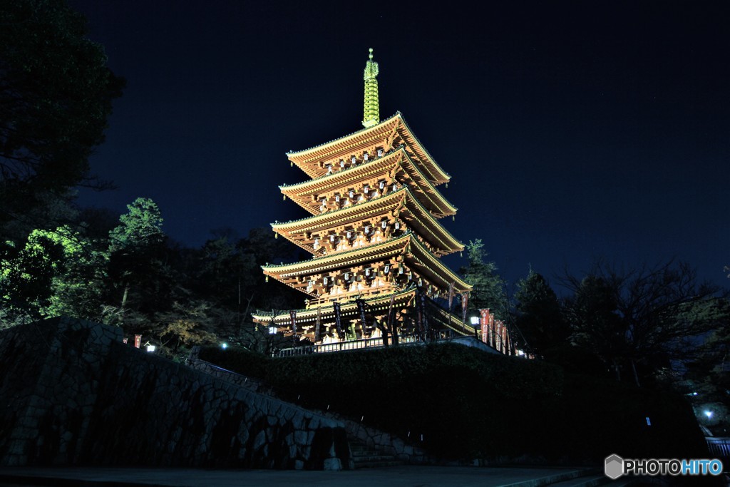 高幡不動尊　金の五重塔