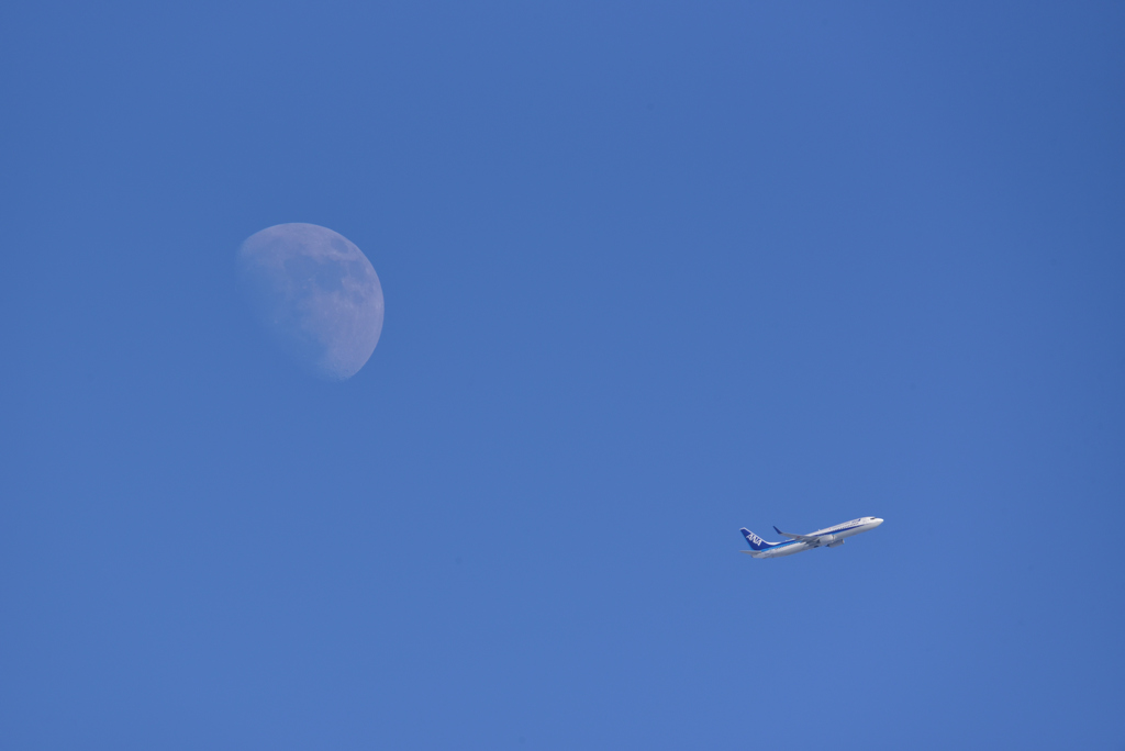 月と飛行機
