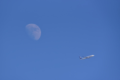 月と飛行機