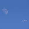 月と飛行機