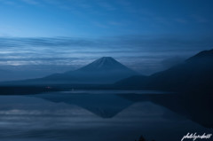 黎明の本栖湖