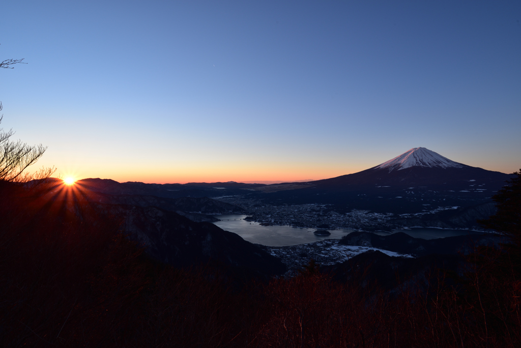 凍てつく夜明け