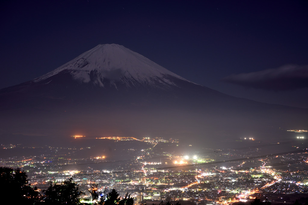 月夜に浮かぶ富士山