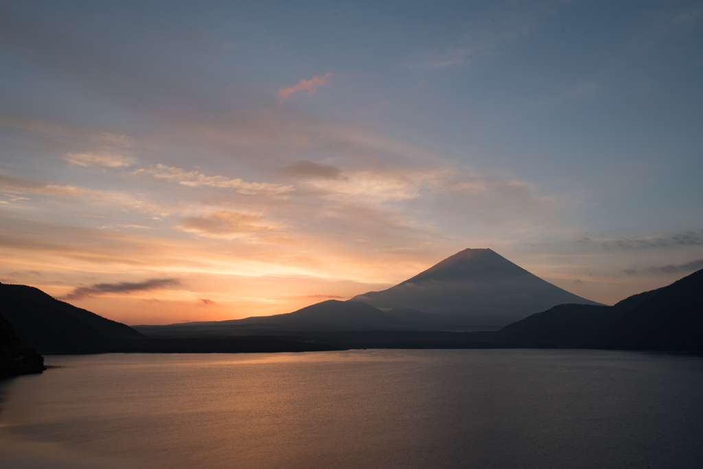 晩秋の本栖湖