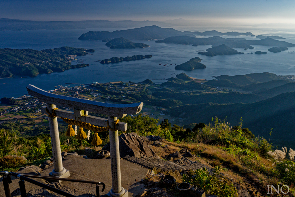 恐竜島を見守る鳥居