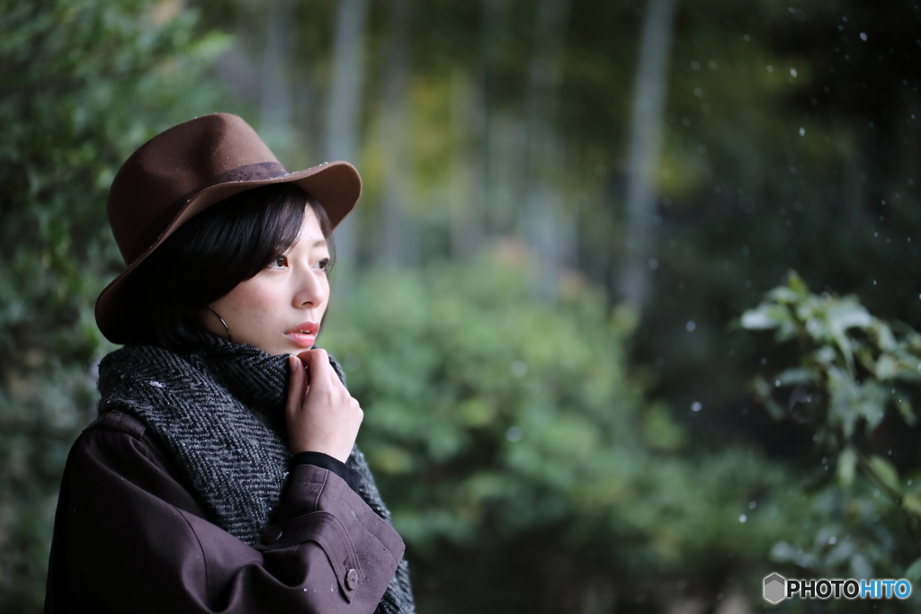 雪の舞う中で
