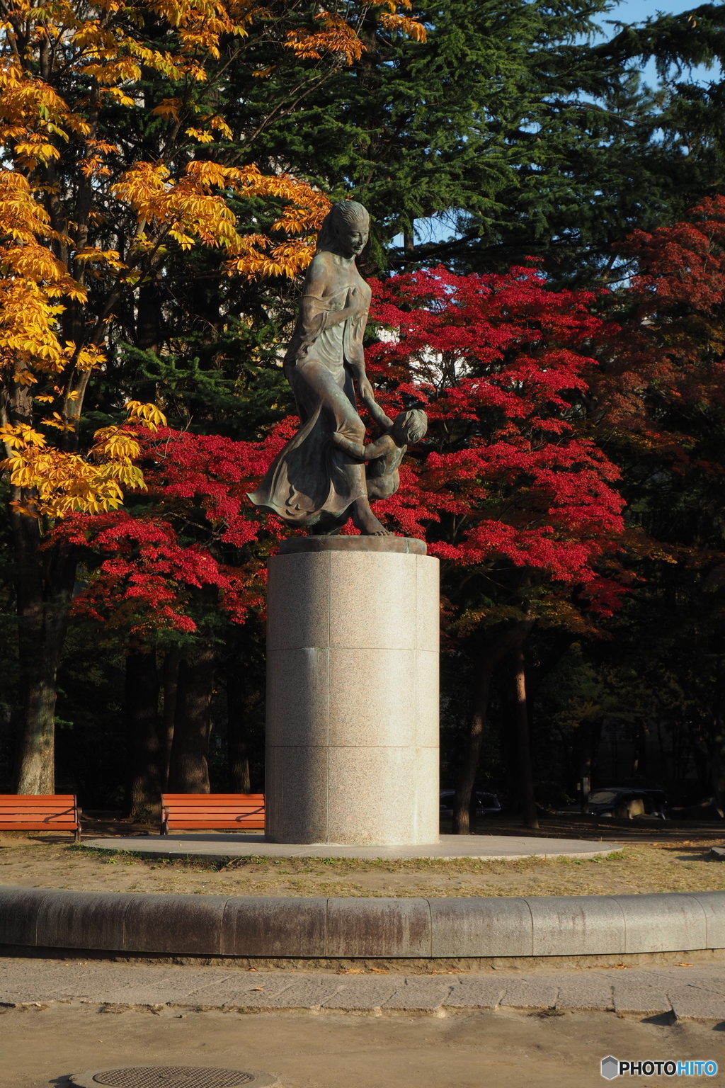 公園の親子像