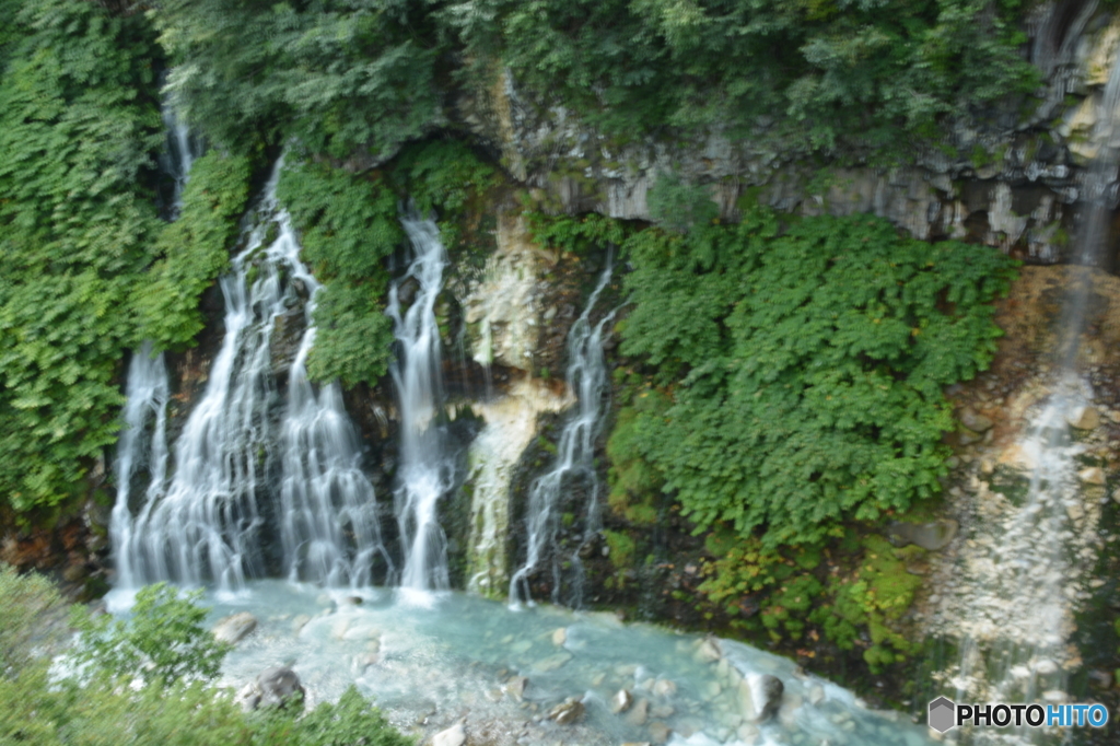 青い池に流れる滝