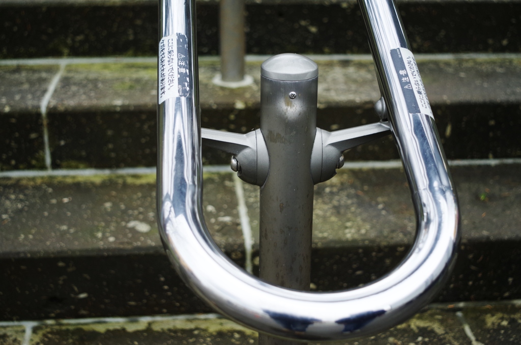 神社に不釣り合いな手すり・・・