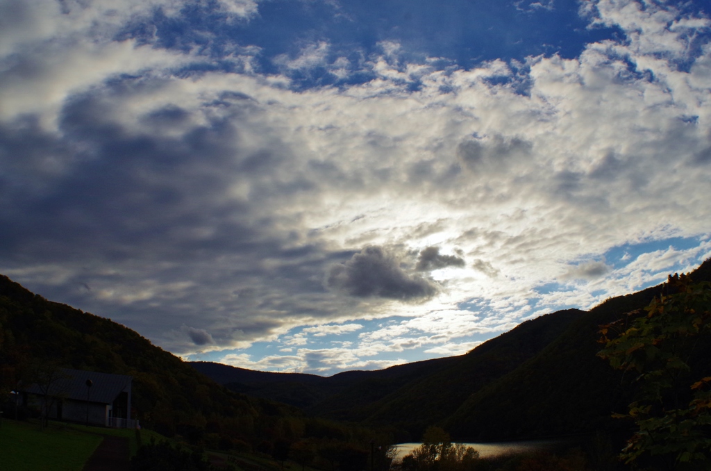 ダム湖の秋空・・・