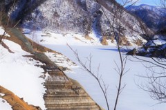 ダム湖はまだ凍る・・