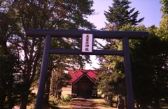 道沿いの神社　